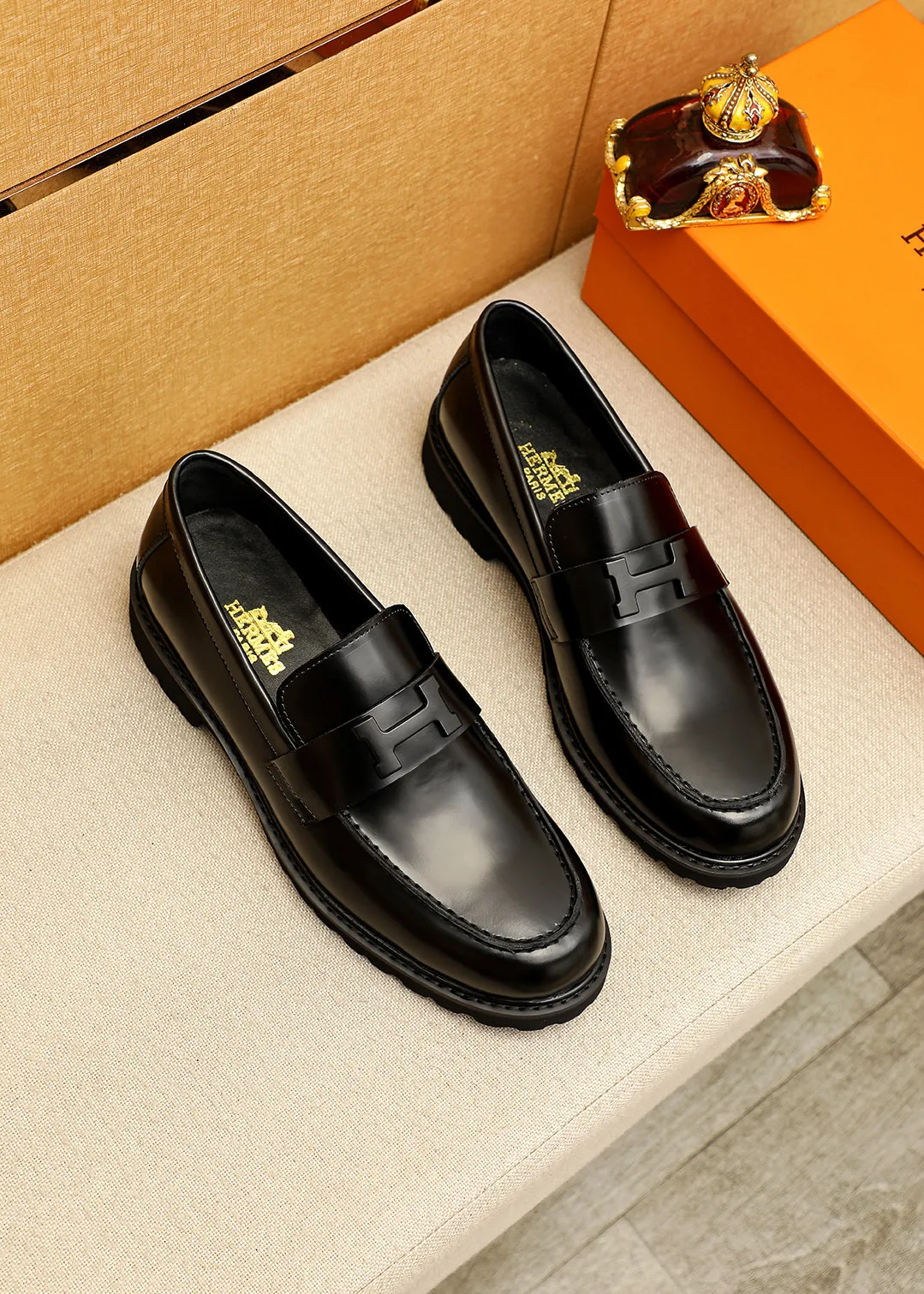 Men's shoes 💰460 💐 Product trademark: HERMES "Hermès" casual leather shoes Regular size: 38-44 (45.46🉑️customized) Product materials: Selected imported first-layer open-edge beaded cowhide leather upper + luxury hardware buckle, imported water-dyed 🐂 cowhide lining. Strong three-dimensional visual effect, original outsole Color: 4⃣️colors available